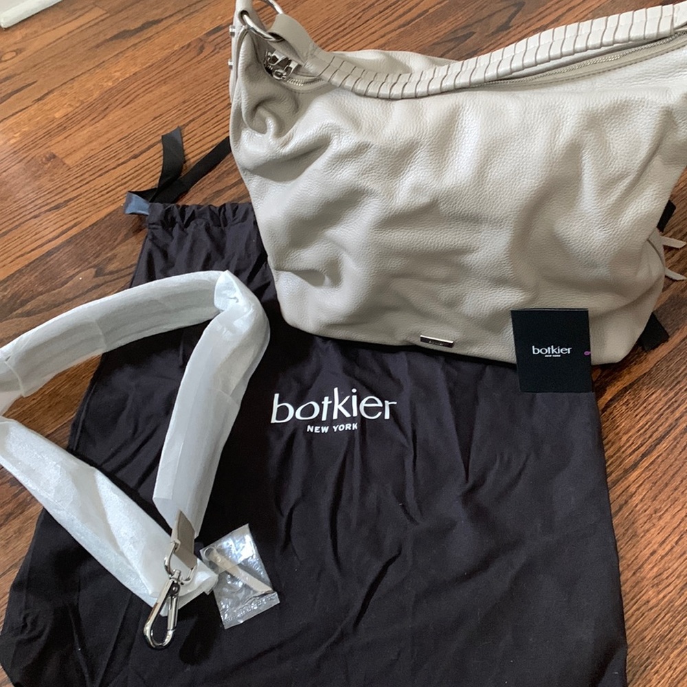 2 side zip compartments.strap to wear crossbody. No marks scratches.